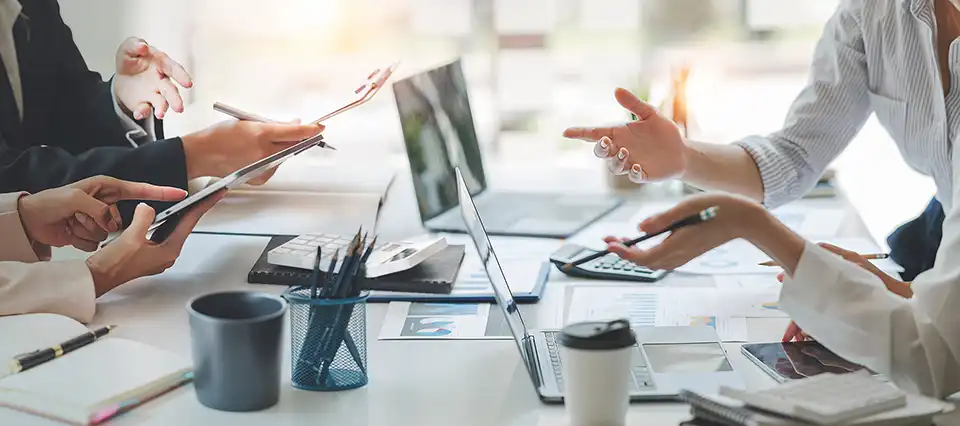 Photo de personnes travaillant dans un bureau