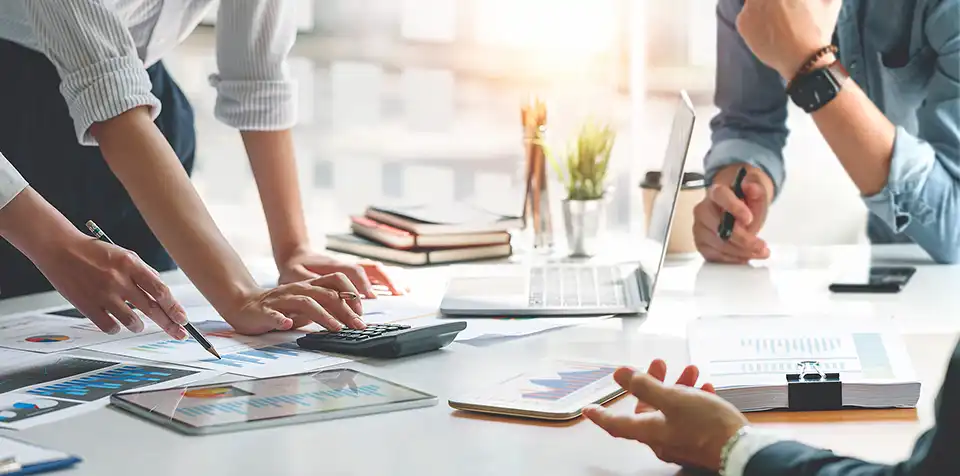 Photo de personnes travaillant dans un bureau