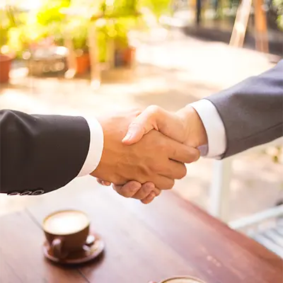 Photo de deux personnes se serrant la main