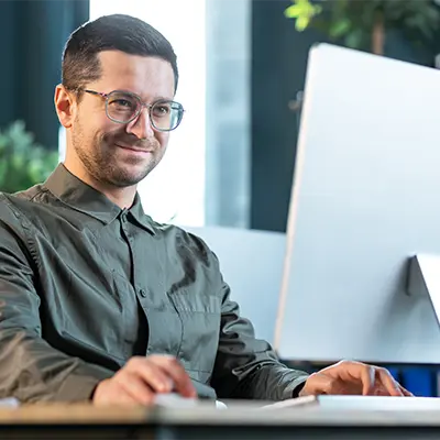 Photos d'un homme travaillant sur un ordinateur