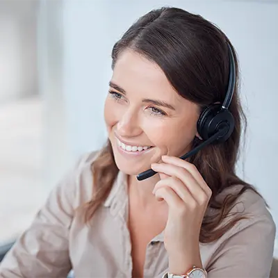 Photo d'une femme répondant au téléphone à l'aide d'un casque audio